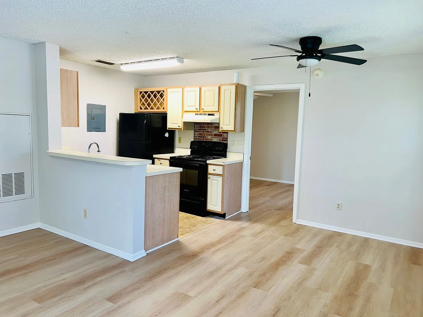 Move In Now!! New Laminate Plank Flooring & Fresh Paint! Spacious 2nd Floor- 2bd 2ba Condo In Gat... — Photo 3