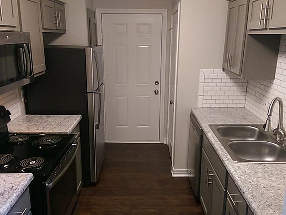 4th image of 1504 Village Cir APT 233