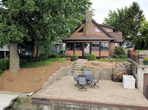 N10598 Howard Dr, Fox Lake, WI 53933