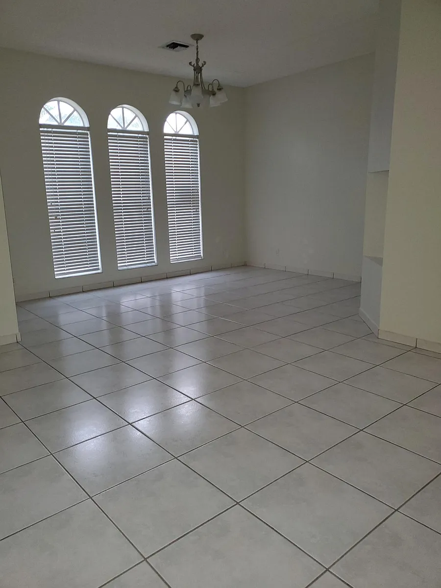 Dinnig Room - 16501 SW 1st St