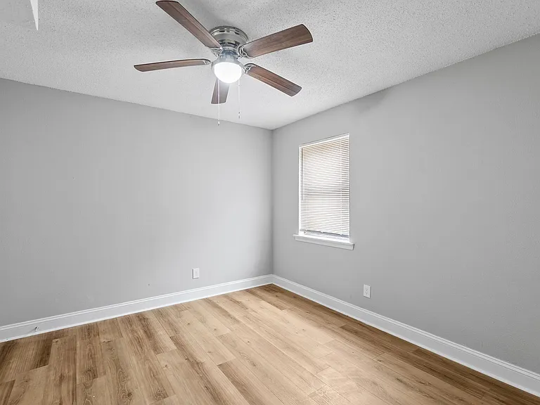 Pineview Apartments — Photo 11