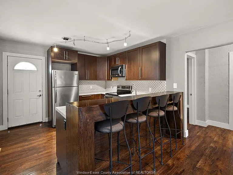 541 Moy Ave — Photo 9