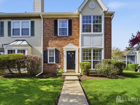 63 Amberly Ct, Franklin Park, NJ 08823