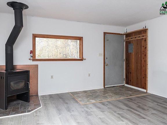 5th image of 372 Winter St