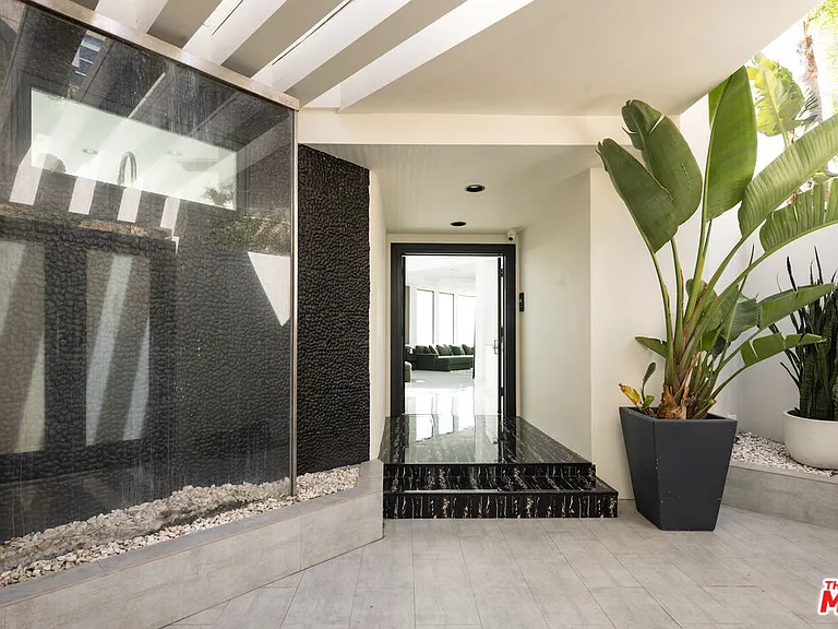 2231 Sunset Plaza Dr — Photo 3