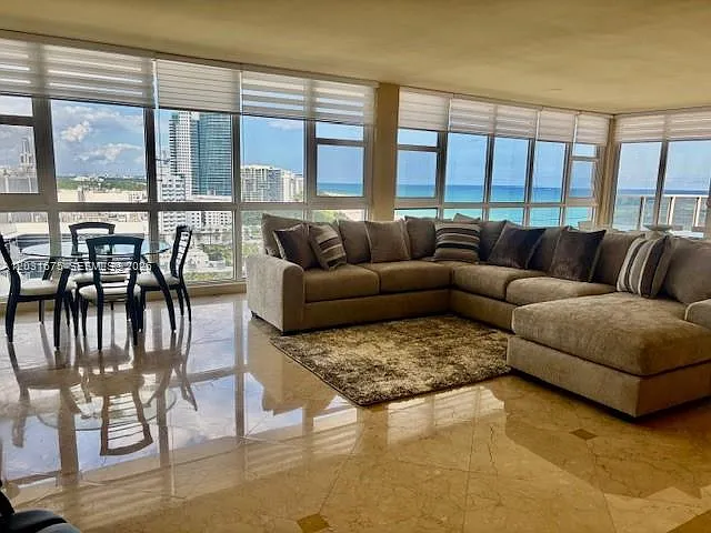 The Decoplage Condo — Photo 2