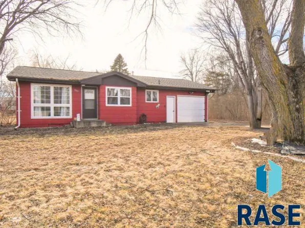 209 E 4th St, Crooks, SD 57020