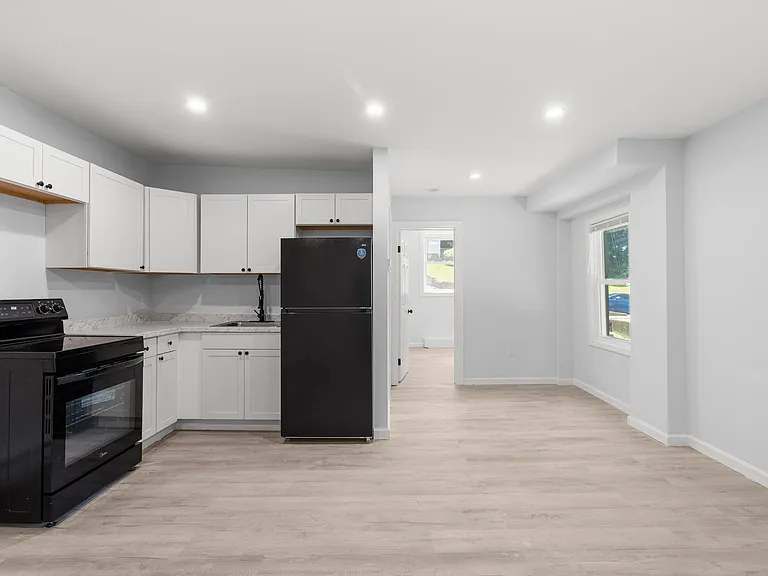146 Hobart St #B — Photo 8