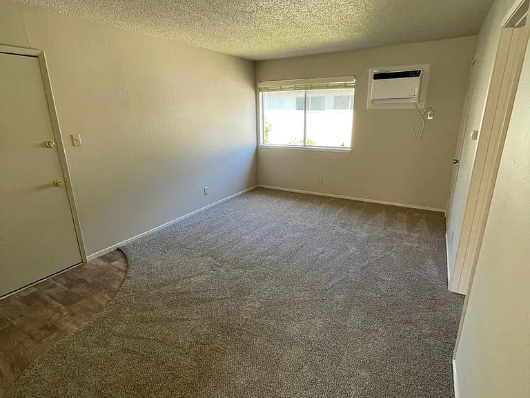 1818 H St #4 — Photo 6
