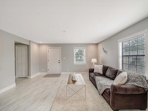 4th image of 403 Tarpon St
