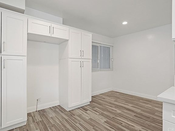 4th image of 9754 Yolanda Ave