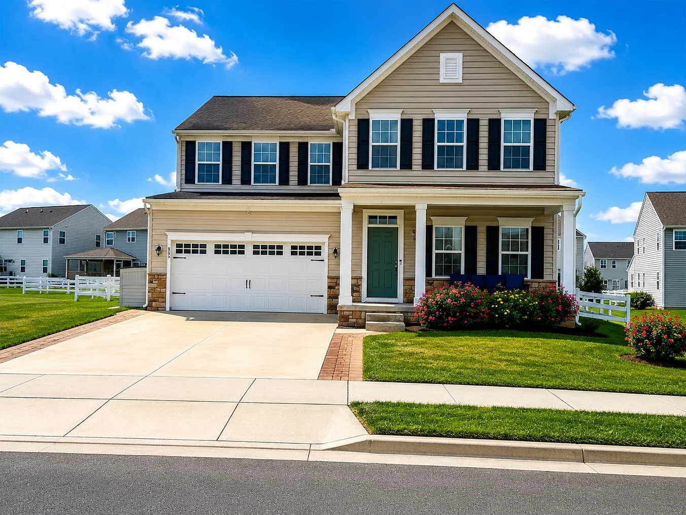 Welcome to 805 Llanelli Drive! — Photo 2