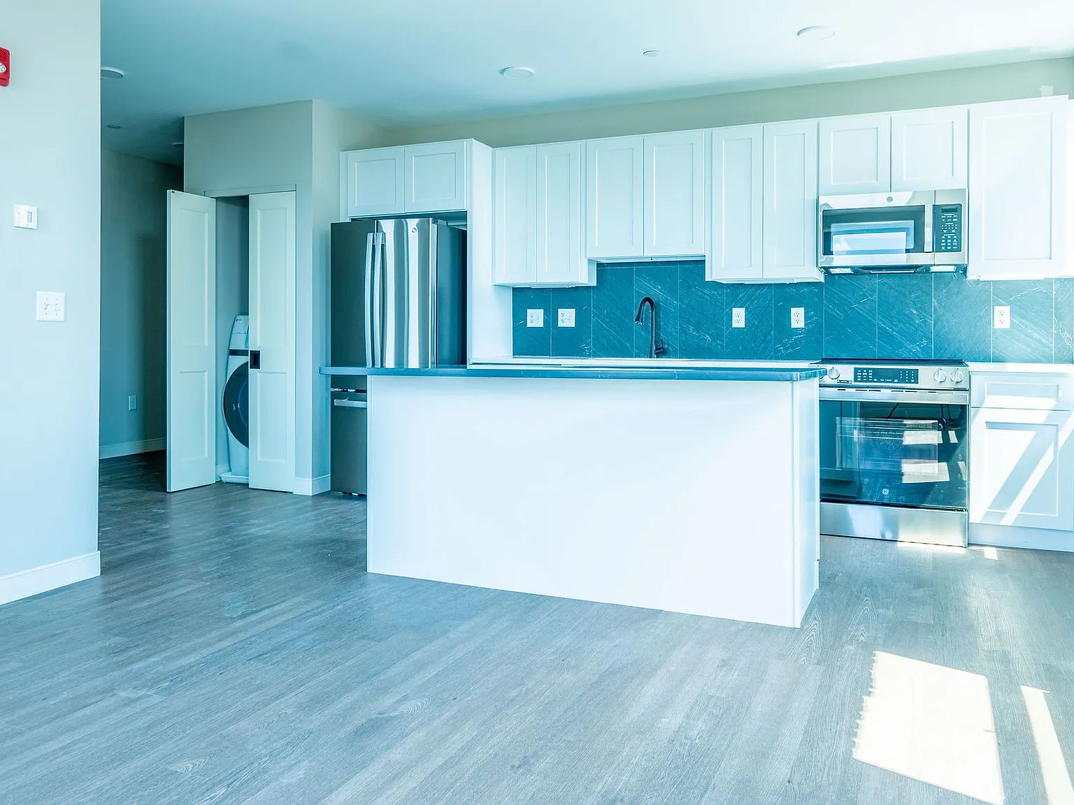 Corner Unit w/ Bright Open Concept! 3rd floor - 1 bed/1 bath - $2395 - Downtown Manchester — Photo 4