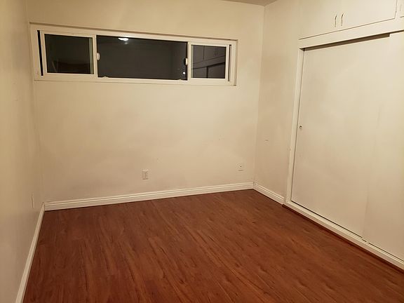 5th image of 979 Village Pl