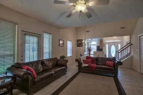 4 bed, 1567 sqft, $2,200 — Photo 3