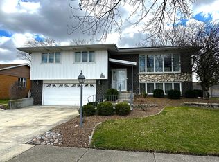 15257 Pine Dr, Oak Forest, IL 60452