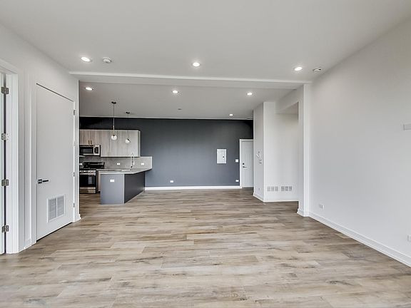 3rd image of 815 N Richmond St APT 203