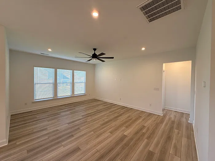 3 bed, 3.0 bath, 2517 sqft, $2,500 — Photo 4