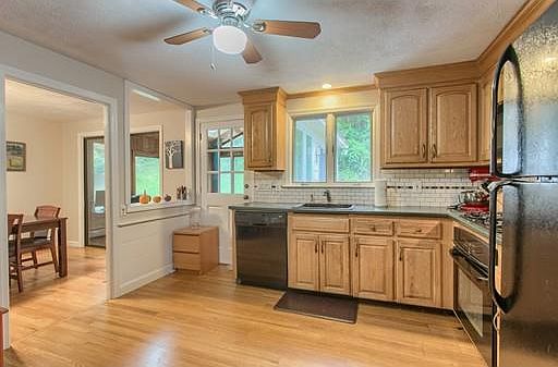 3rd image of 10 Cherry Ln