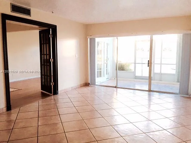 236 Castlewood Dr #104 — Photo 3
