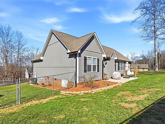 4th image of 804 Montgomery Ct