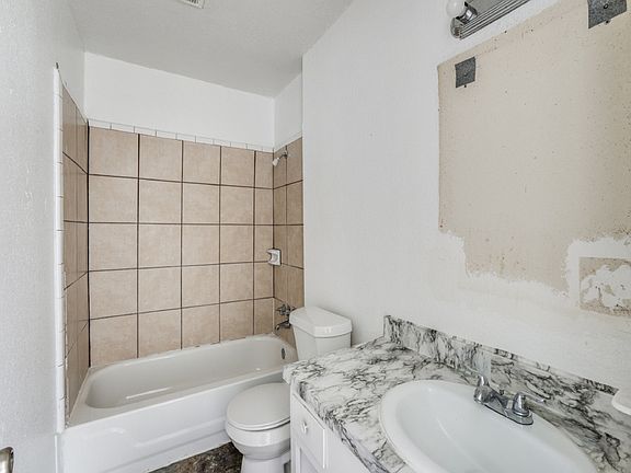 4th image of 4920 Chenevert St #2