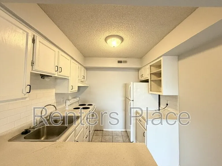 1207 S Quaker Ave #101 — Photo 4