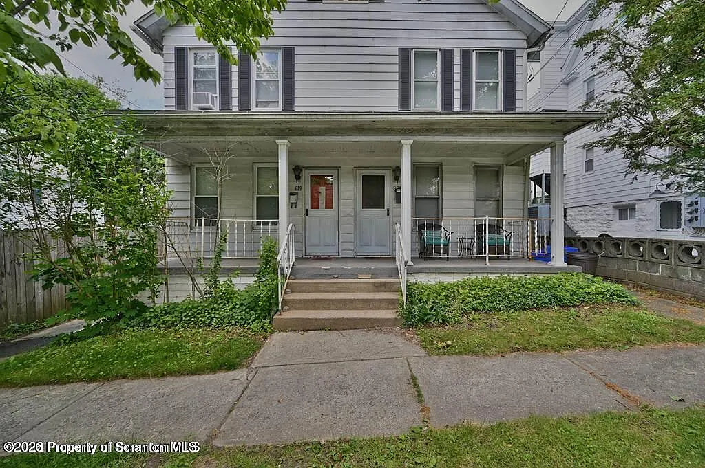 3 bed, 1.0 bath, 1026 sqft, $1,350 — Photo 2