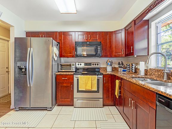 5th image of 857 Tennessee St