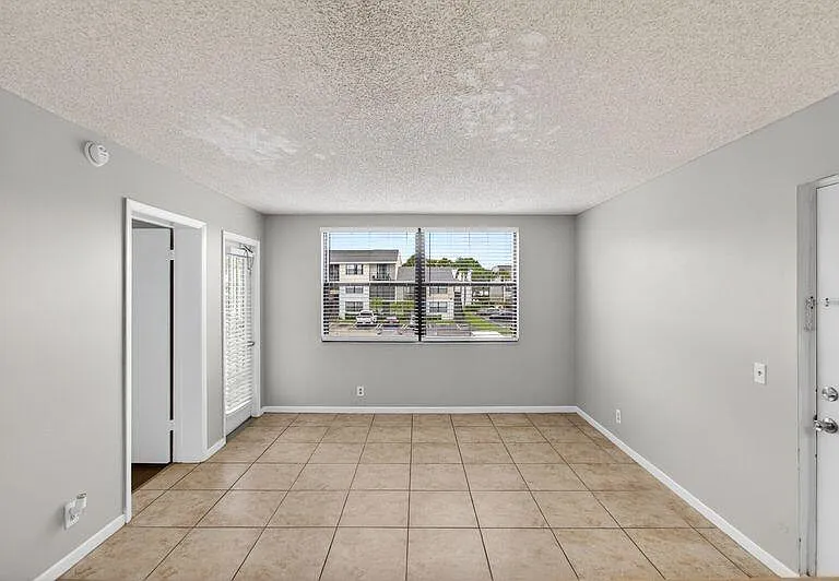 738 Executive Center Dr #21 — Photo 6