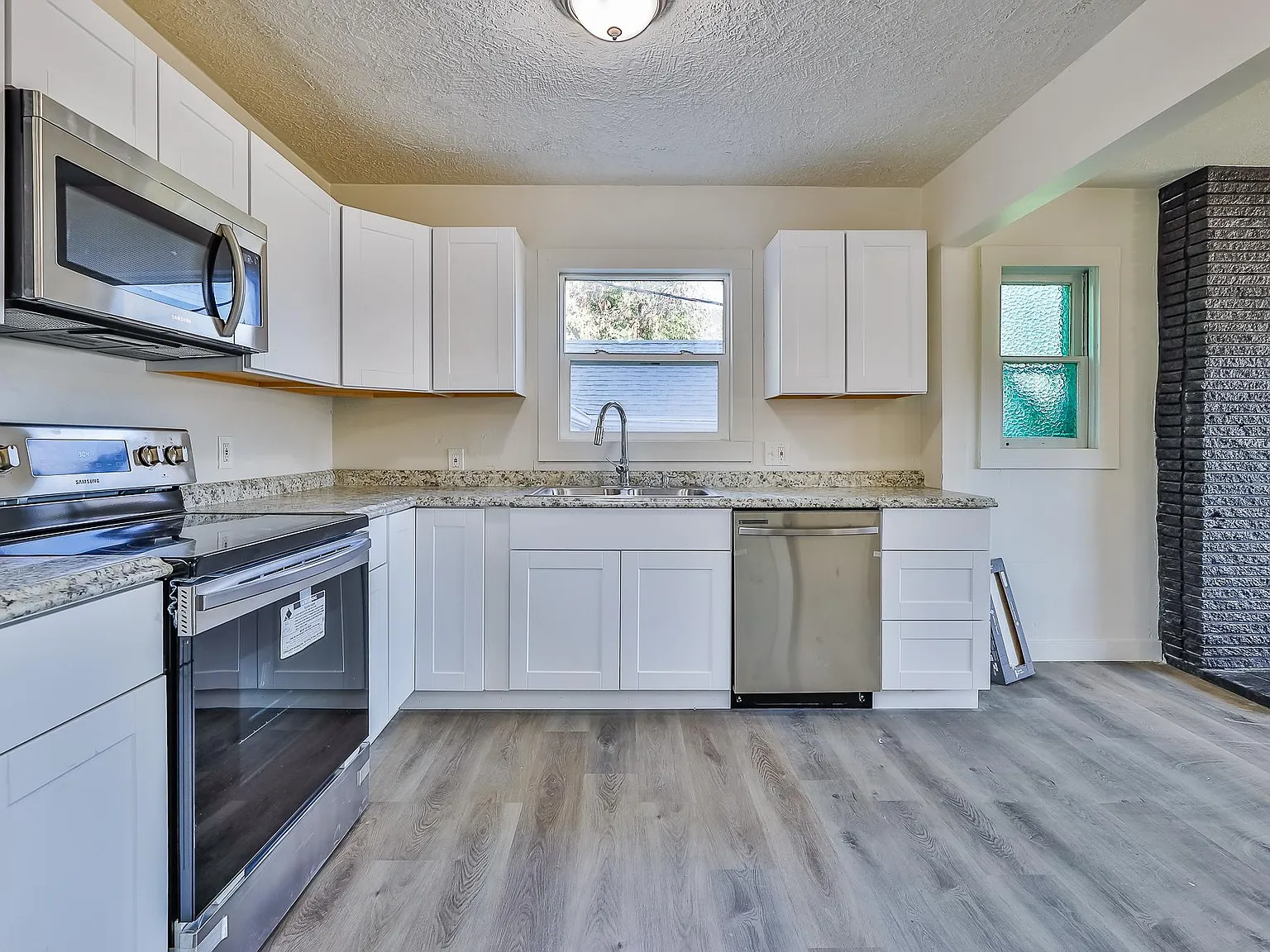 2 bed, 1000 sqft, $1,600 — Photo 1