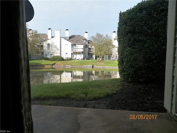 3rd image of 463 E Lake Cir