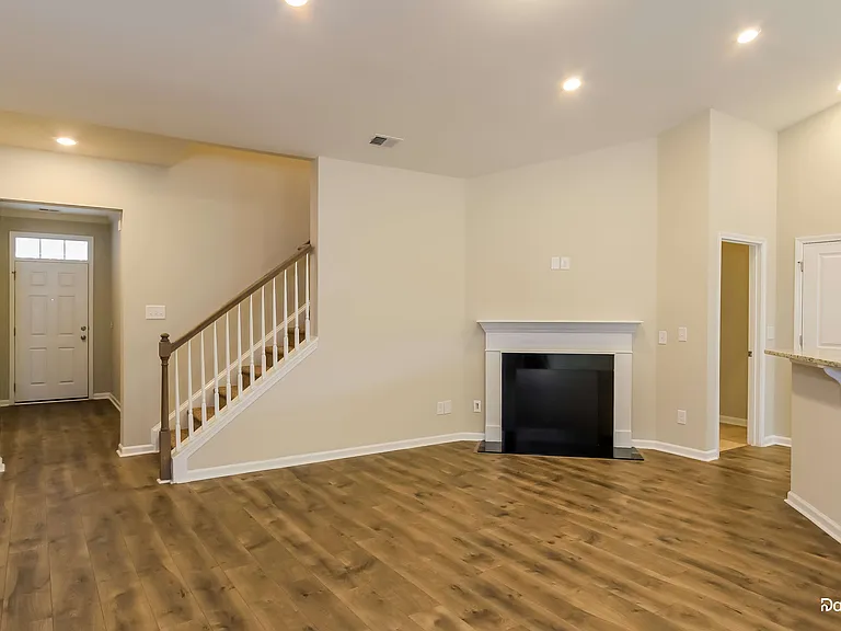 697 Redbud Ln — Photo 6