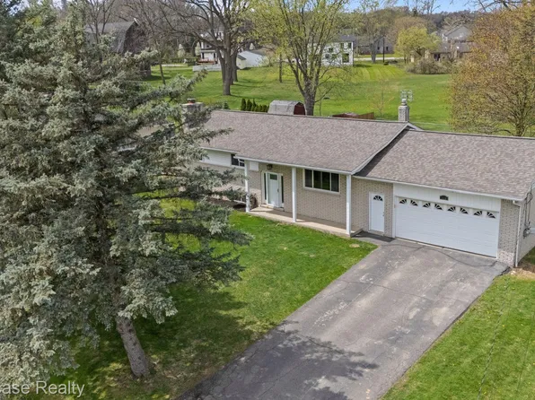 1236 Pinecrest Dr, White Lake, MI 48386