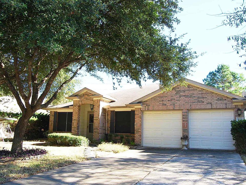 Charming single-story 3/2/2 home inside Imperial Oaks