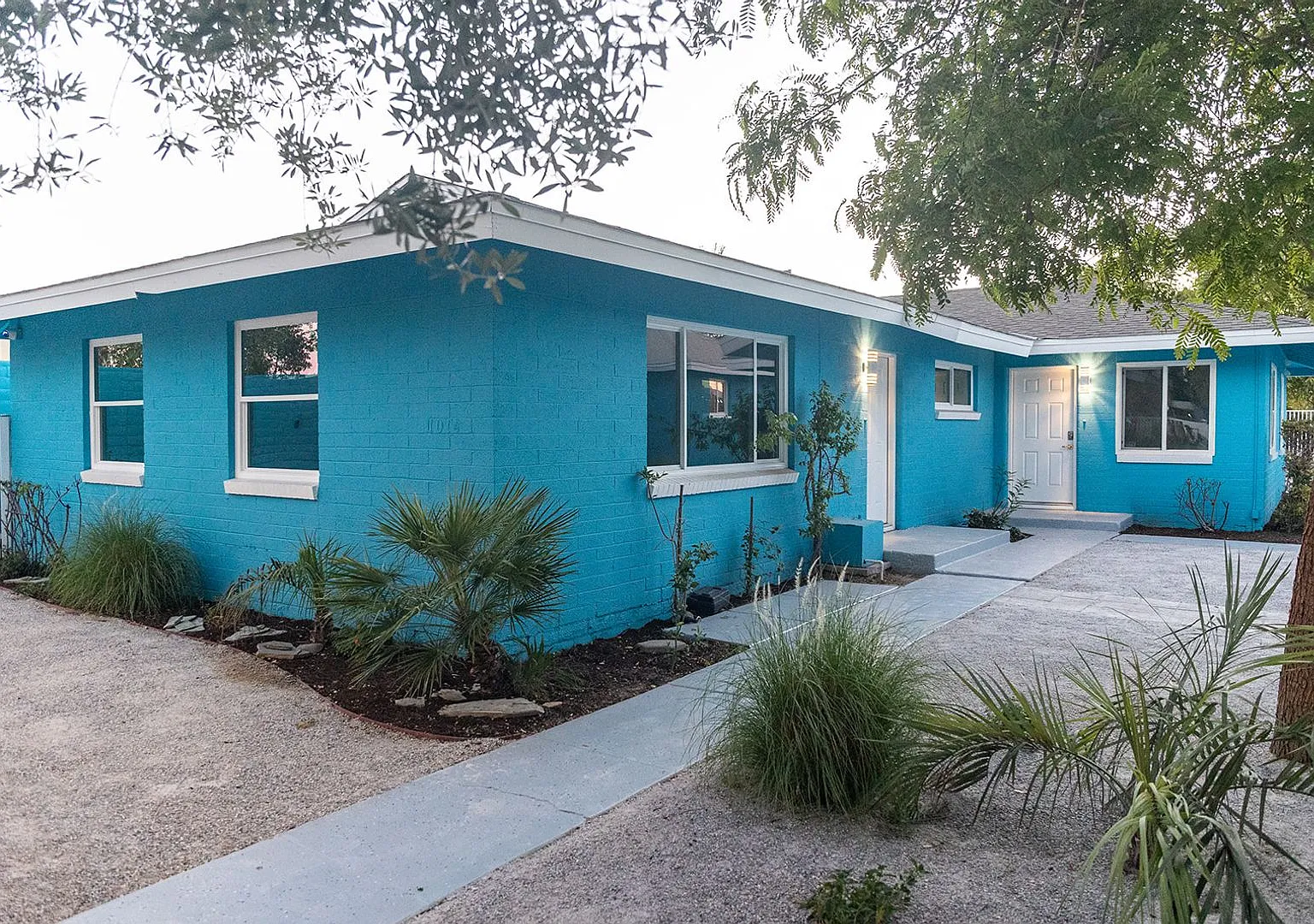 Oversized 800 SQ FT Boutique 1-Bed | Utilities Included | Steps to Main Street — Photo 1