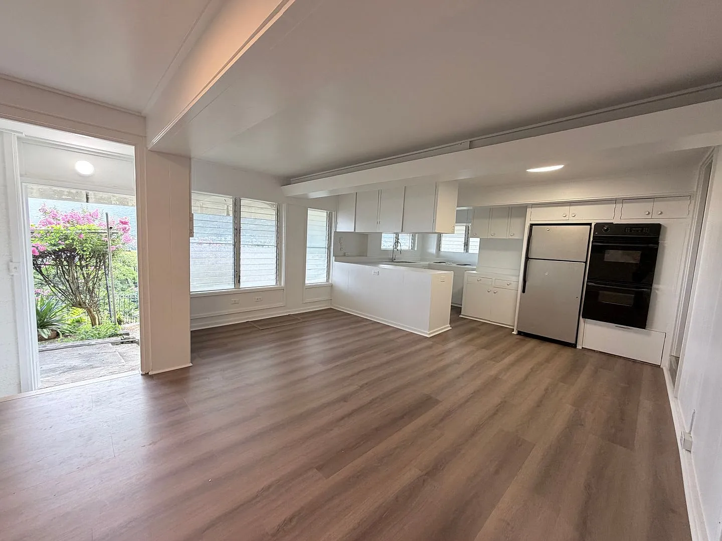 Large 5 Bedroom + Den Single-Family Home in Desirable Manoa — Photo 4
