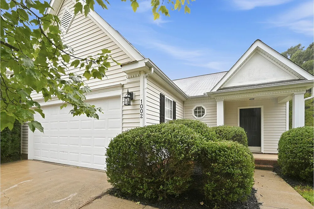 3 bed, 3.0 bath, 1480 sqft, $2,045 — Photo 1
