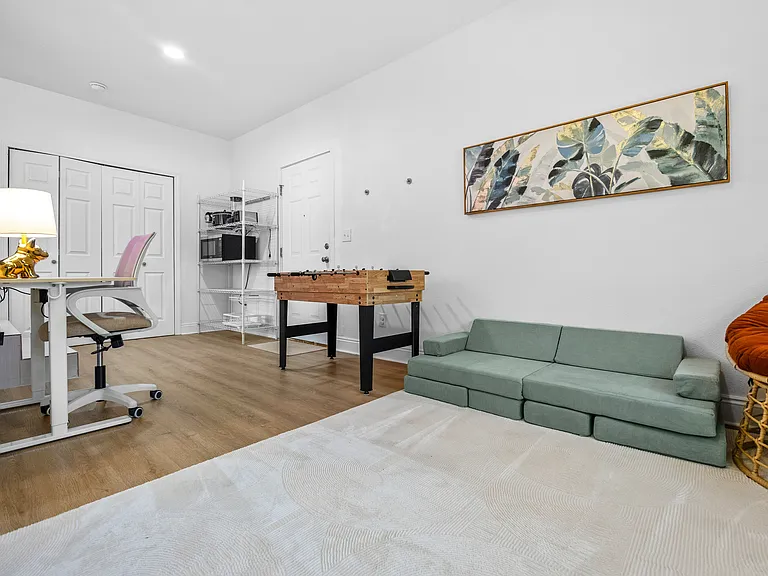 515 E Scott St — Photo 23