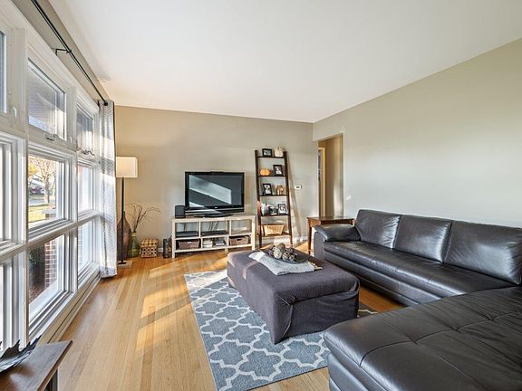 4th image of 701 N Kennicott Ave