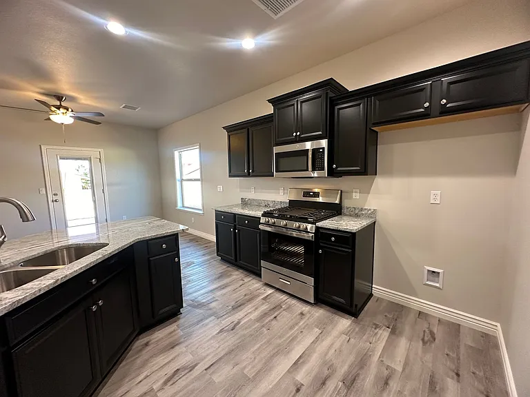 2743 Chambers Ave — Photo 45