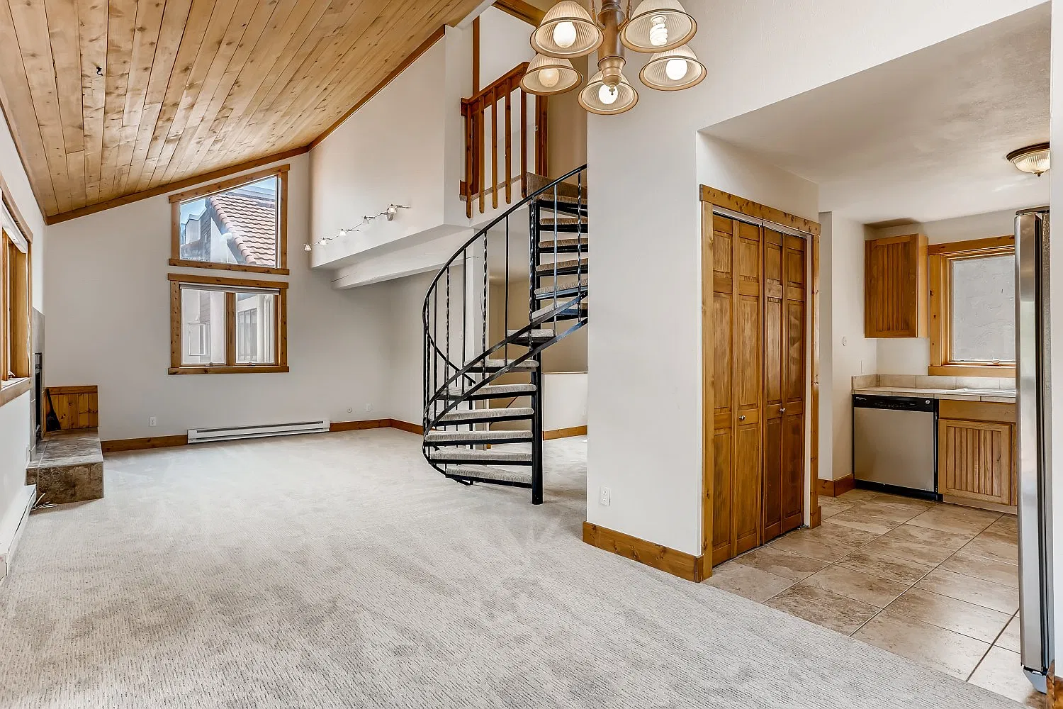 225 Eagle Dr — Photo 1