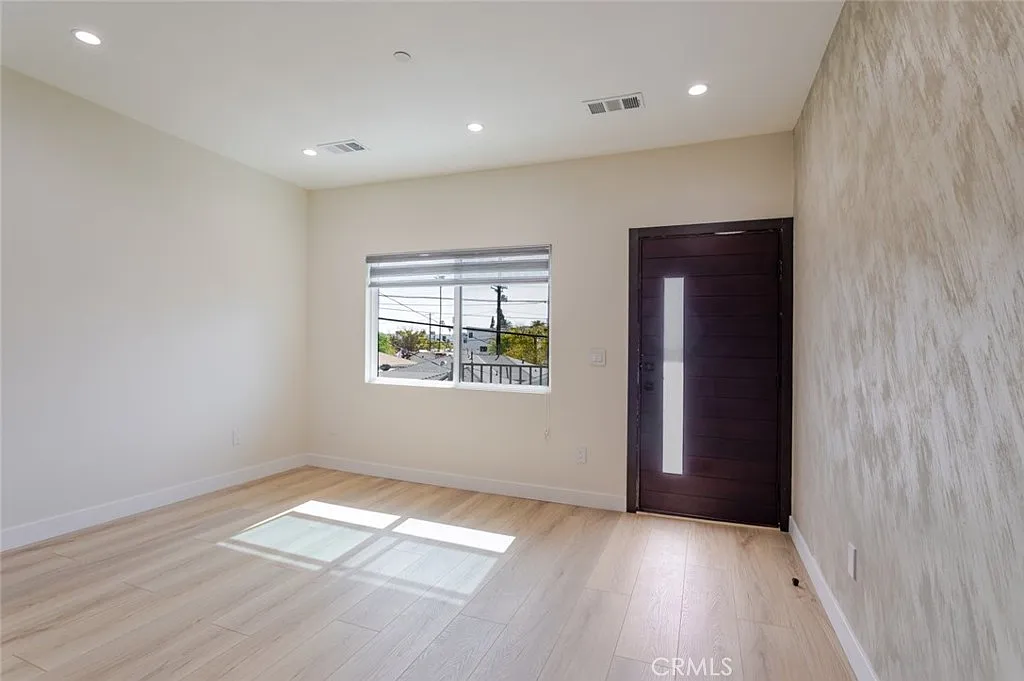 2 bed, 1100 sqft, $2,900 — Photo 3