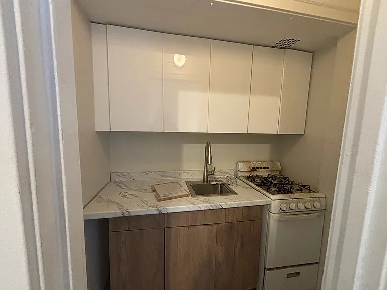 Canterbury Court Apartments — Photo 99