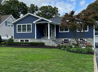 102 New York Ave, Smithtown, NY 11787