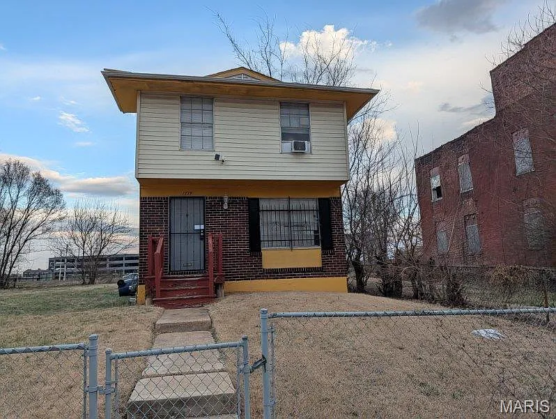 1724 Elliott Ave photo 1