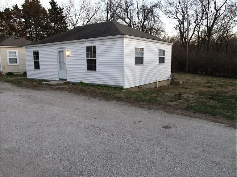 10706 Hickman Mills Dr — Photo 2