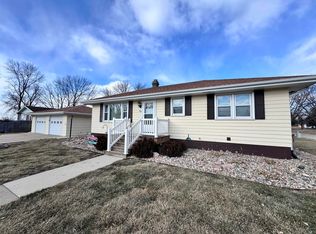 1702 Sunset Dr, Onawa, IA 51040