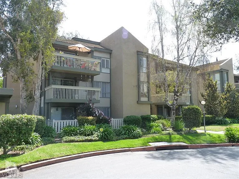 Building Photo - 221 Oakleaf Dr