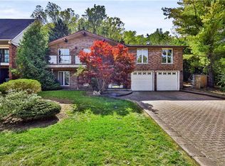 22 Oakridge Dr, Stoney Creek, ON L8G 2T6